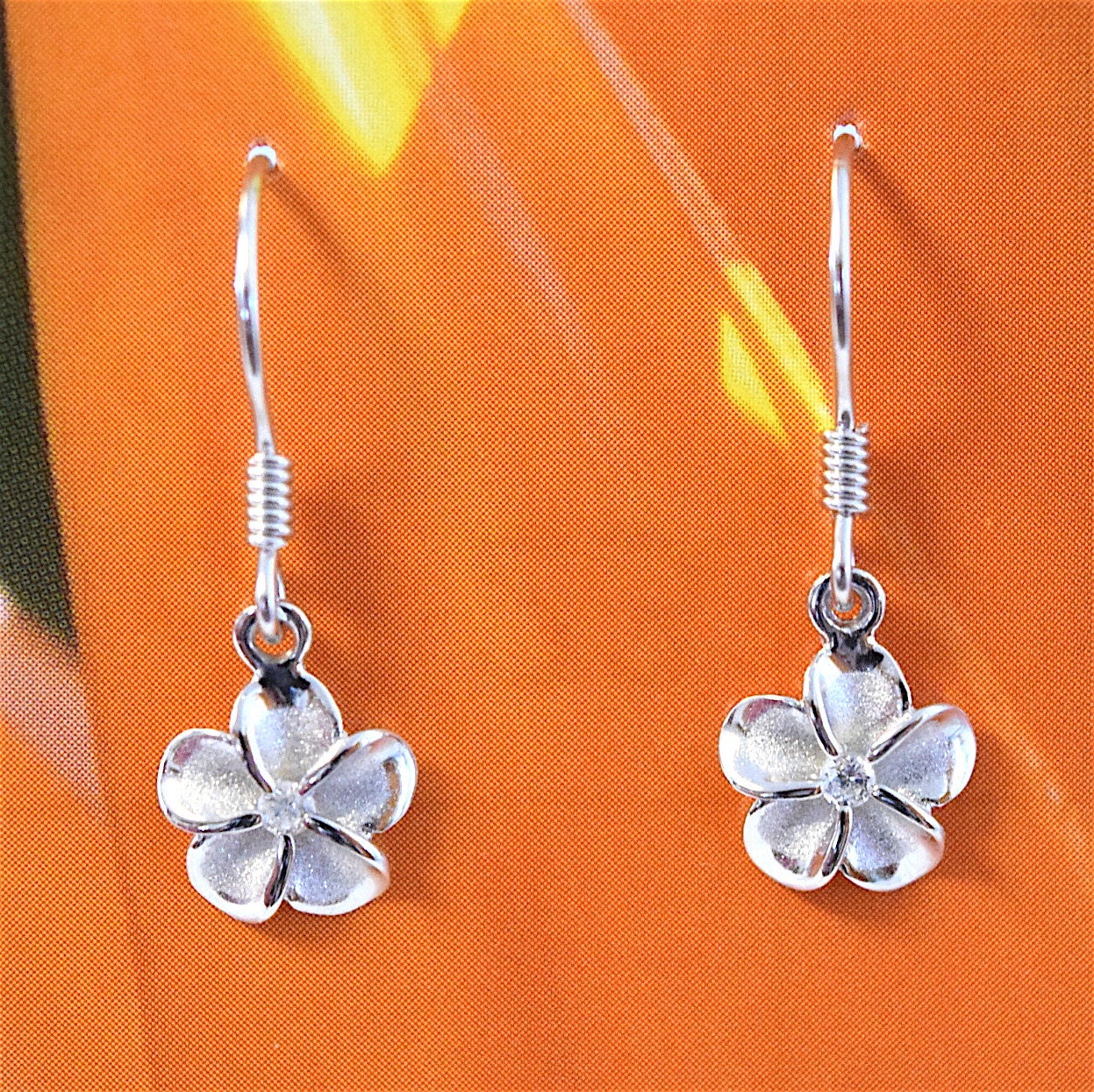 Jolie petite boucle d'oreille hawaïenne en plumeria, boucle d'oreille pendante en argent sterling avec fleur de plumeria en zircone cubique, cadeau d'anniversaire pour femme, maman, fille et mère, E4004