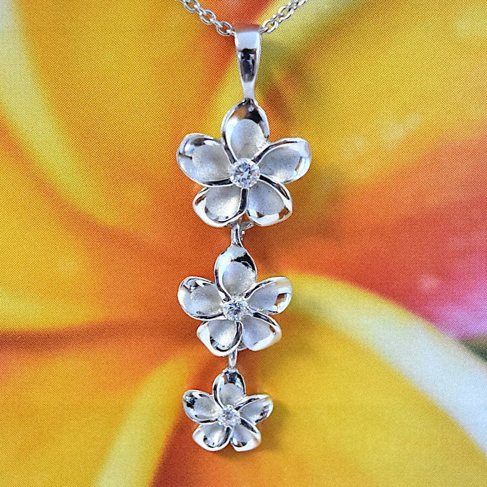 Magnifique boucle d'oreille et collier hawaïens 3 Plumeria, passé, présent et futur, pendentif en argent sterling 3 fleurs Plumeria CZ, cadeau maman N6137S