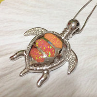 Collier unique et magnifique en forme de tortue de mer hawaïenne de très grande taille avec opale rose, pendentif en argent sterling avec opale N2828, cadeau d'anniversaire pour maman, déclaration PC