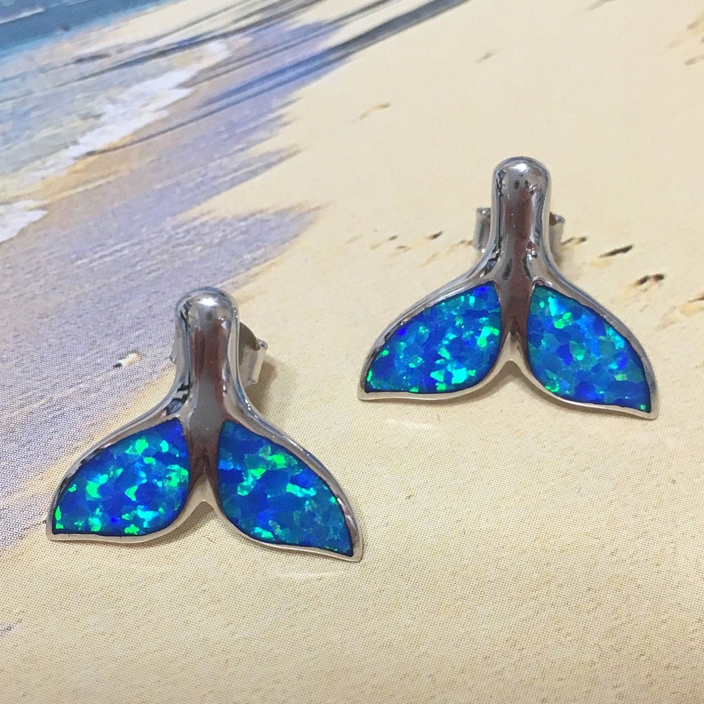 Superbe boucle d'oreille en forme de queue de baleine hawaïenne en opale bleue, boucle d'oreille à tige en argent sterling avec opale, cadeau pour maman E4141, déclaration PC