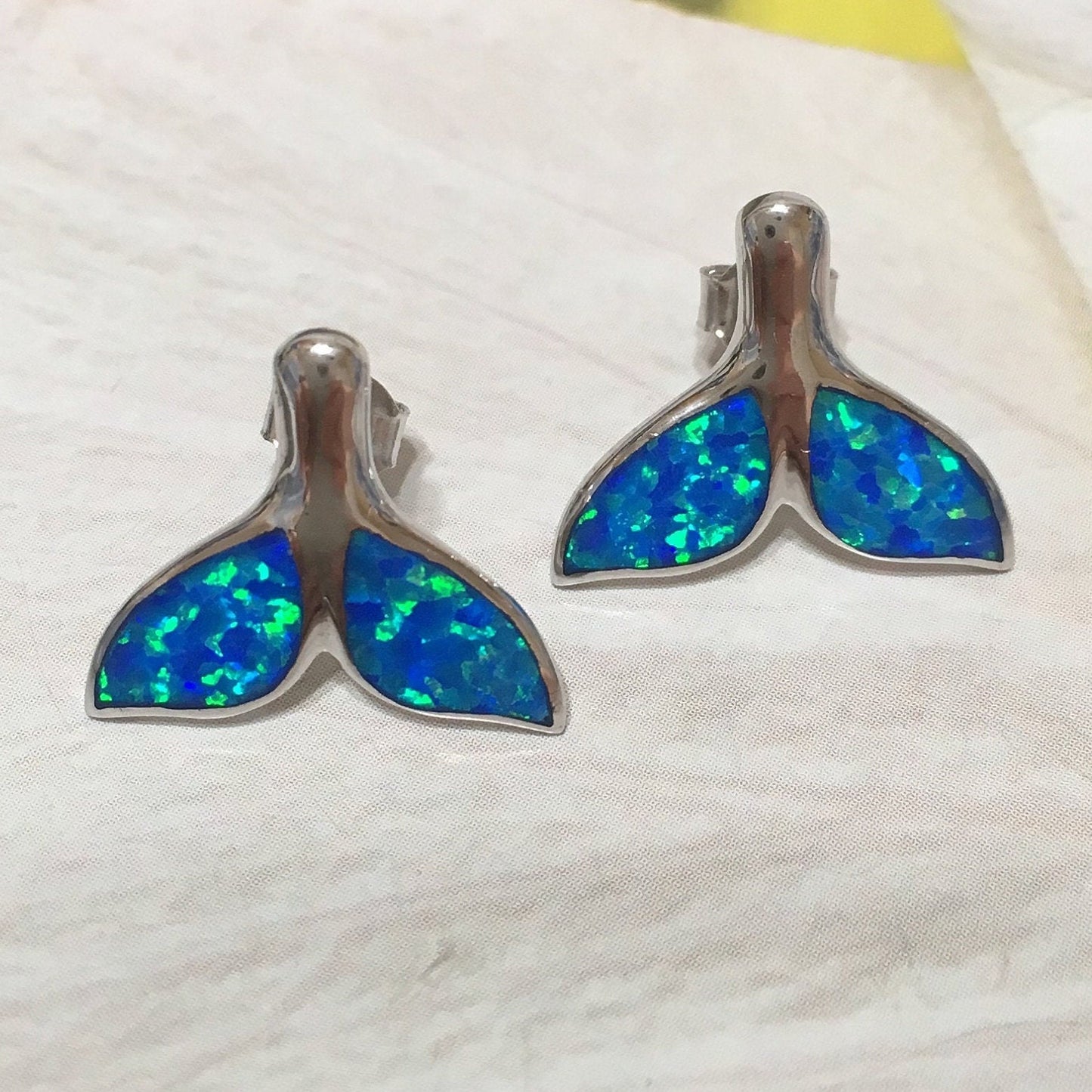 Superbe boucle d'oreille en forme de queue de baleine hawaïenne en opale bleue, boucle d'oreille à tige en argent sterling avec opale, cadeau pour maman E4141, déclaration PC