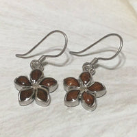 Boucles d'oreilles Plumeria en bois de koa hawaïen uniques, boucles d'oreilles pendantes Plumeria en argent sterling, cadeau d'anniversaire pour maman E8187, bijoux des îles