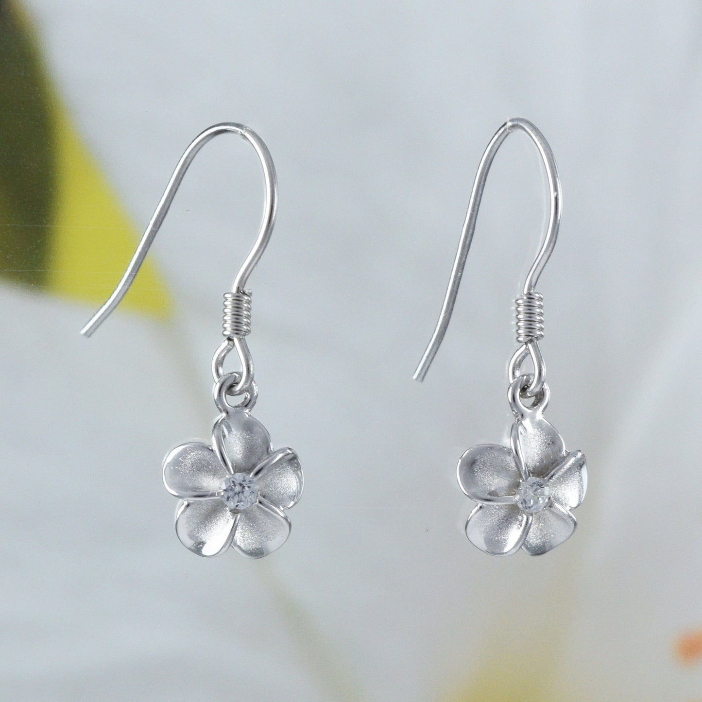 Jolie petite boucle d'oreille hawaïenne en plumeria, boucle d'oreille pendante en argent sterling avec fleur de plumeria en zircone cubique, cadeau d'anniversaire pour femme, maman, fille et mère, E4004