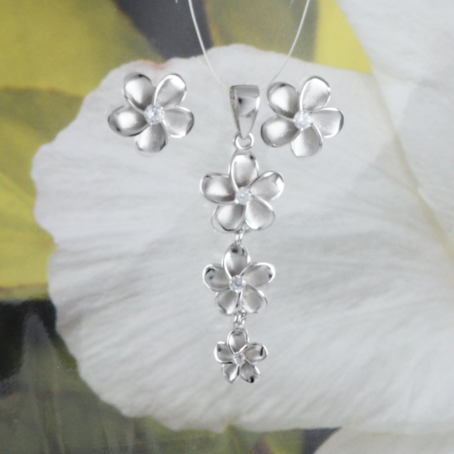 Magnifique boucle d'oreille et collier hawaïens 3 Plumeria, passé, présent et futur, pendentif en argent sterling 3 fleurs Plumeria CZ, cadeau maman N6137S