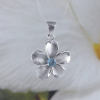 Magnifique collier Plumeria en topaze bleue véritable hawaïenne, pendentif fleur Plumeria en argent sterling, cadeau d'anniversaire pour maman N8853