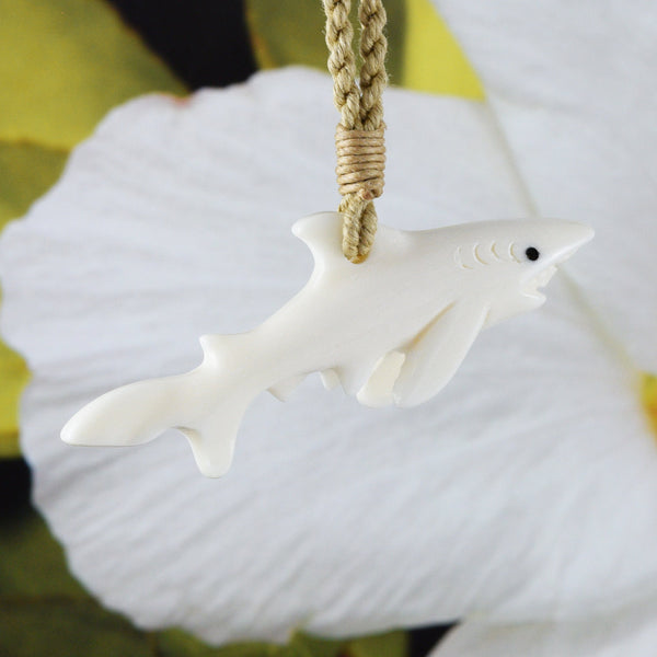 Collier unique et magnifique en forme de grand requin hawaïen, collier en os de buffle sculpté à la main en 3D, cadeau d'anniversaire pour mère N9117, bijoux des îles