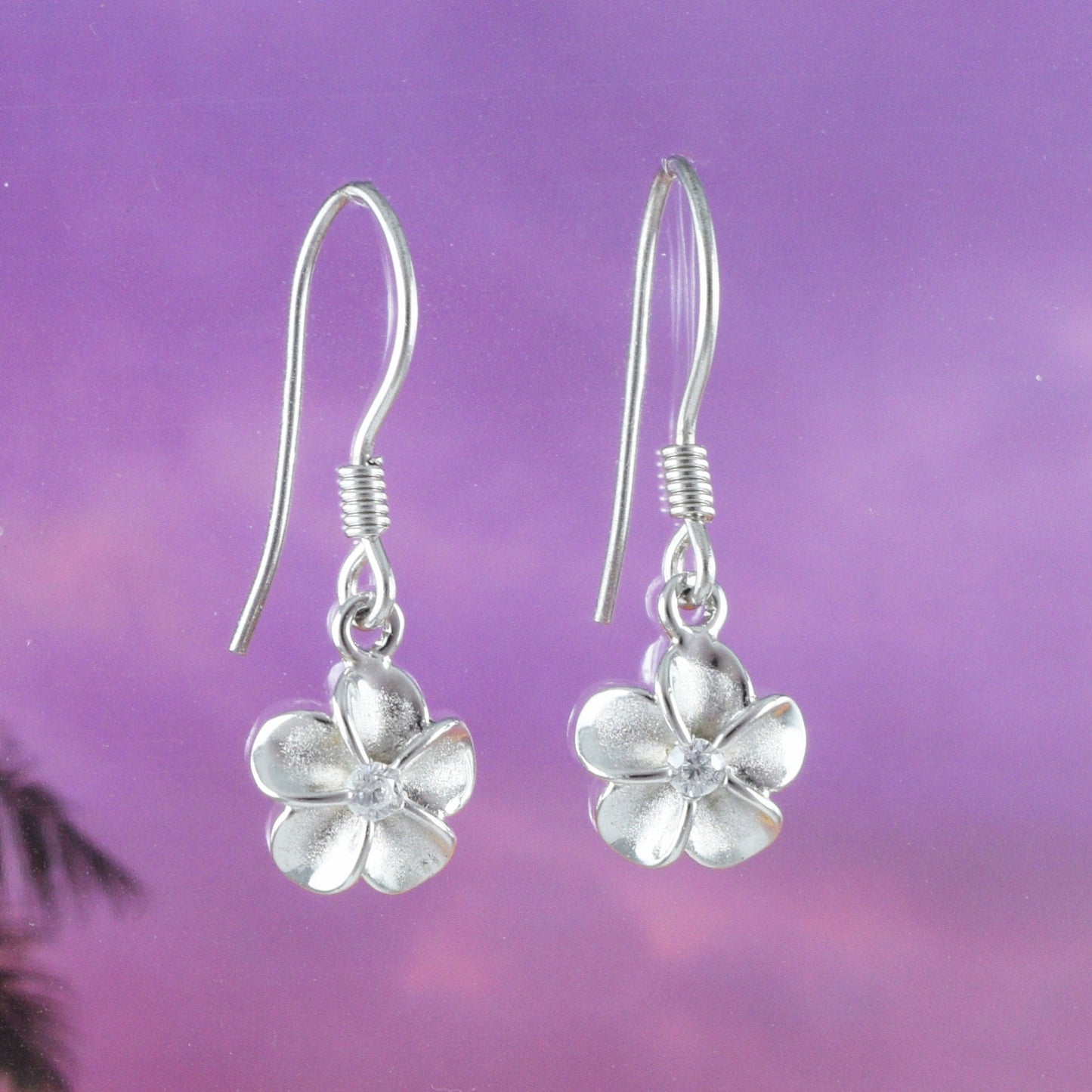 Jolie petite boucle d'oreille hawaïenne en plumeria, boucle d'oreille pendante en argent sterling avec fleur de plumeria en zircone cubique, cadeau d'anniversaire pour femme, maman, fille et mère, E4004