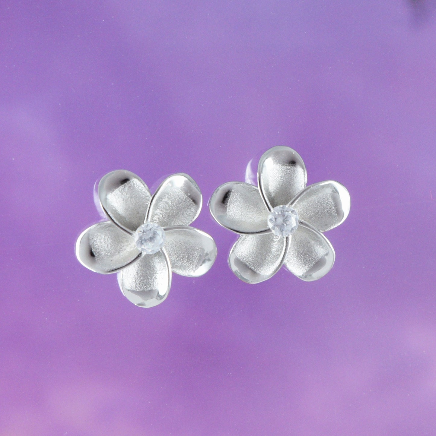 Belle boucle d'oreille Plumeria hawaïenne, boucle d'oreille à tige en argent sterling Plumeria CZ, E4011 cadeau d'anniversaire pour femme, maman, fille, mère, bijoux des îles