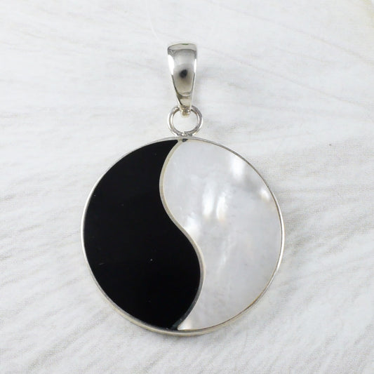 Collier Yin Yang en nacre hawaïenne unique, pendentif Yin-Yang en argent sterling noir et blanc, cadeau d'anniversaire pour maman N9224, déclaration PC