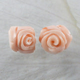 Boucles d'oreilles uniques en corail rose hawaïen véritable, boucles d'oreilles à tige en or jaune massif 14 carats sculptées à la main en corail rose, cadeau d'anniversaire pour maman E9208