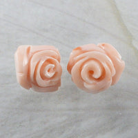 Boucles d'oreilles uniques en corail rose hawaïen véritable, boucles d'oreilles à tige en or jaune massif 14 carats sculptées à la main en corail rose, cadeau d'anniversaire pour maman E9208