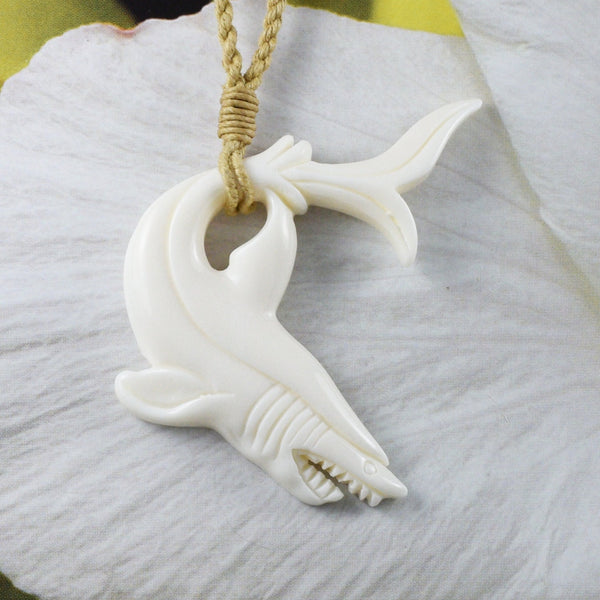 Collier unique et magnifique en forme de grand requin hawaïen, collier en os de buffle sculpté à la main, cadeau d'anniversaire pour mère N9416, bijoux des îles