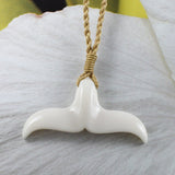 Collier unique en forme de queue de baleine hawaïenne de grande taille, collier en queue de baleine en os de buffle sculpté à la main, cadeau d'anniversaire pour maman N9427, bijoux des îles