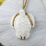 Collier unique et magnifique en forme de grande tortue de mer hawaïenne, collier en os de buffle sculpté à la main, cadeau d'anniversaire pour mère N9407, bijoux des îles