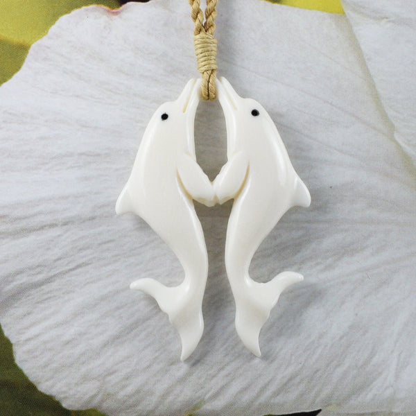 Collier unique et magnifique avec 2 grands dauphins hawaïens, collier en os de buffle sculpté à la main, cadeau d'anniversaire pour mère N9417, bijoux des îles