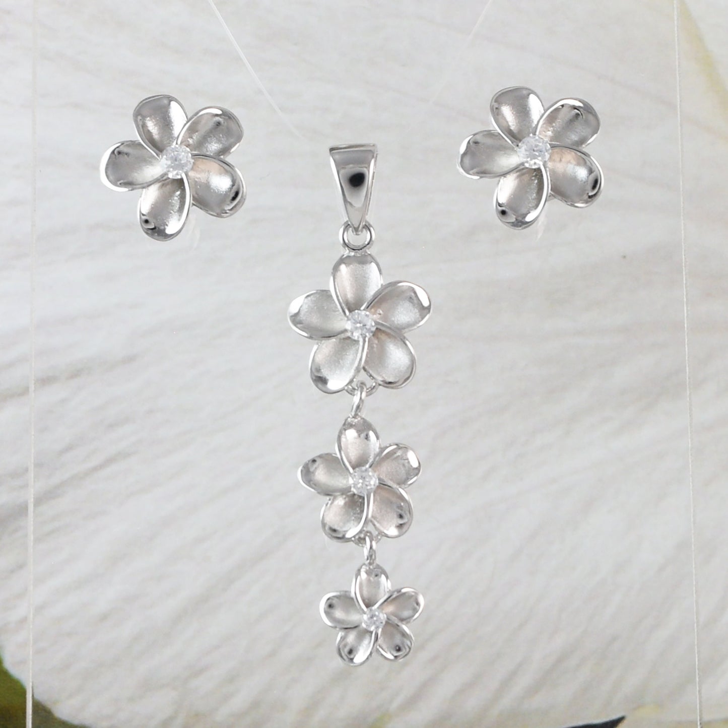 Magnifique boucle d'oreille et collier hawaïens 3 Plumeria, passé, présent et futur, pendentif en argent sterling 3 fleurs Plumeria CZ, cadeau maman N6137S