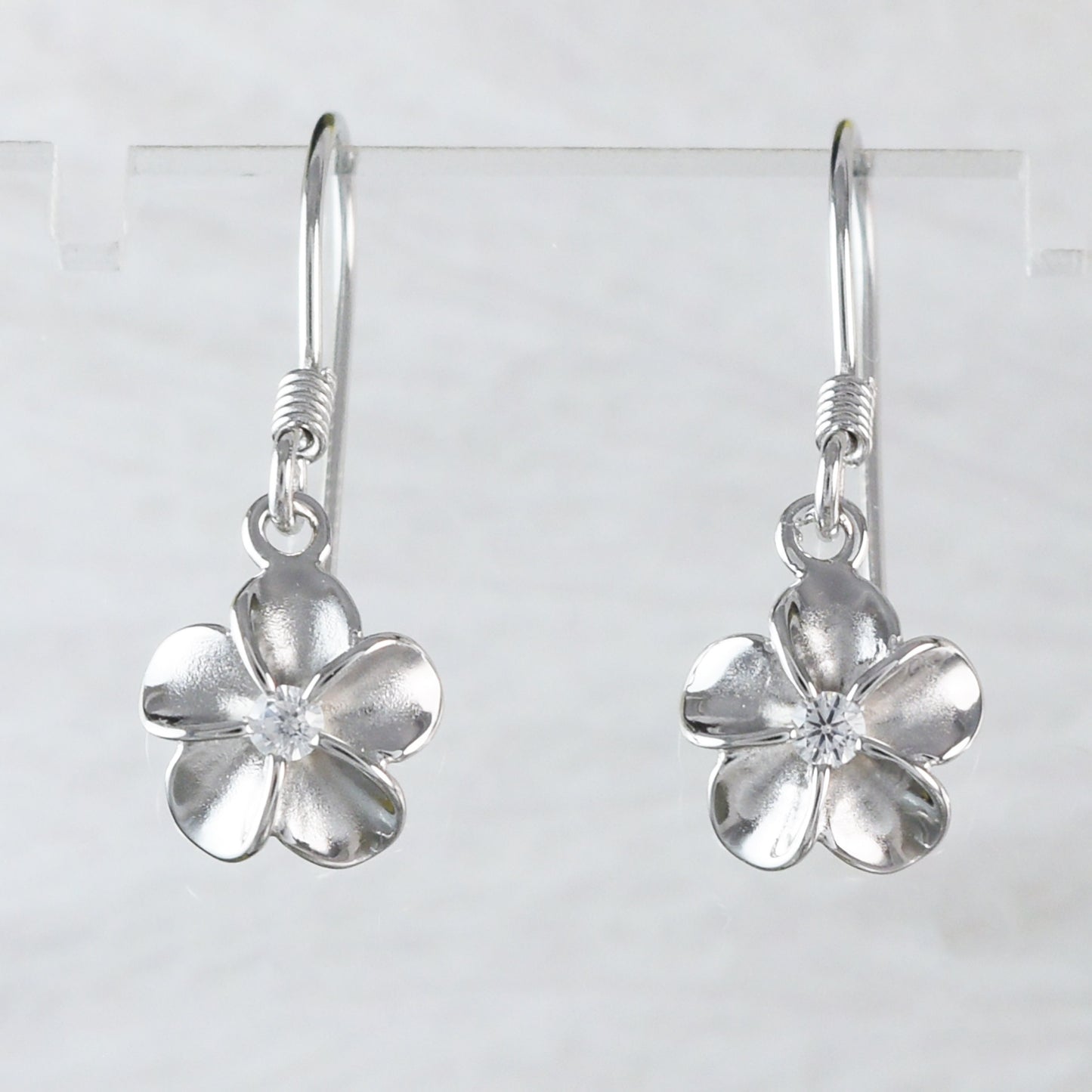 Jolie petite boucle d'oreille hawaïenne en plumeria, boucle d'oreille pendante en argent sterling avec fleur de plumeria en zircone cubique, cadeau d'anniversaire pour femme, maman, fille et mère, E4004