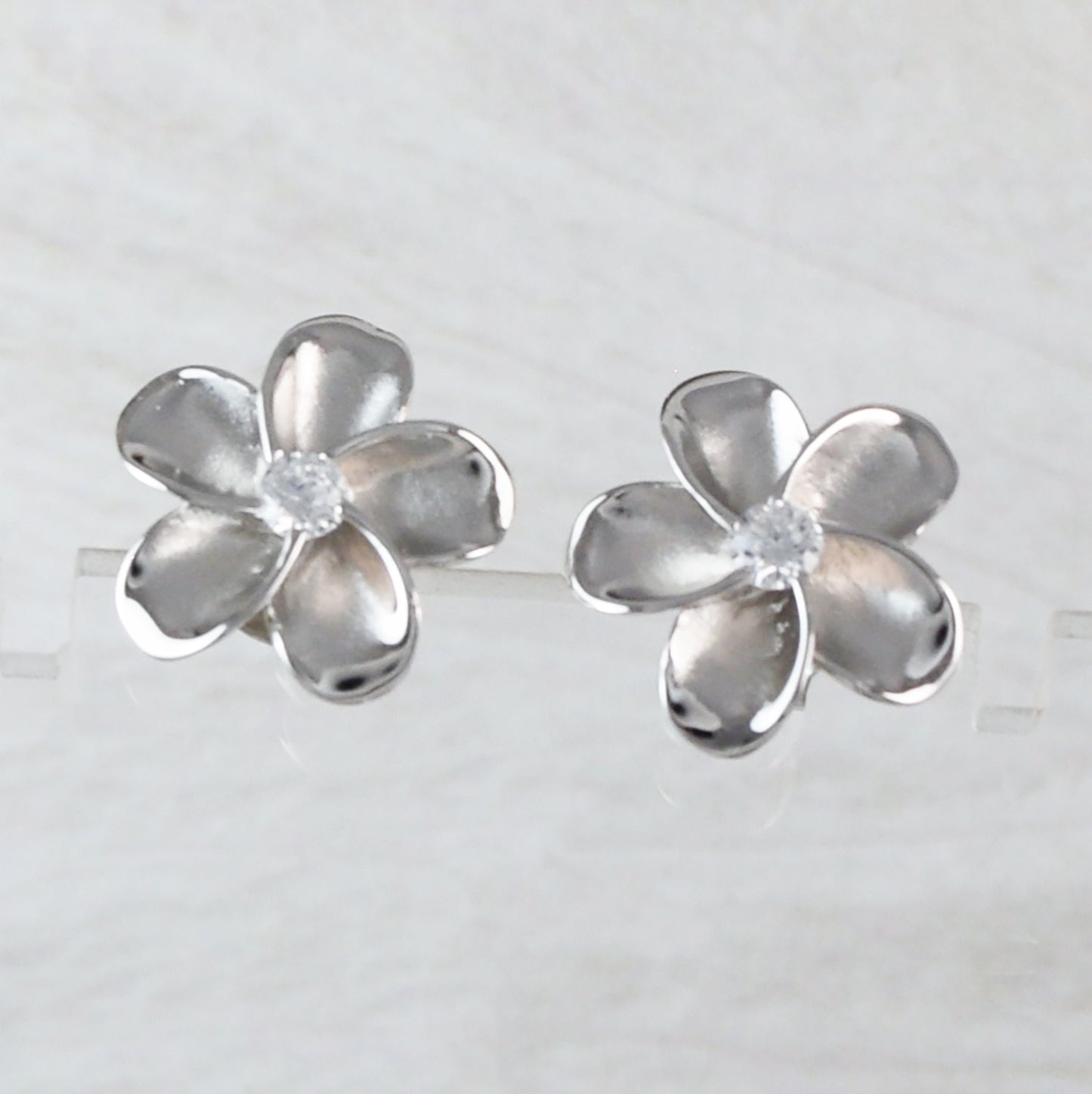 Belle boucle d'oreille Plumeria hawaïenne, boucle d'oreille à tige en argent sterling Plumeria CZ, E4011 cadeau d'anniversaire pour femme, maman, fille, mère, bijoux des îles