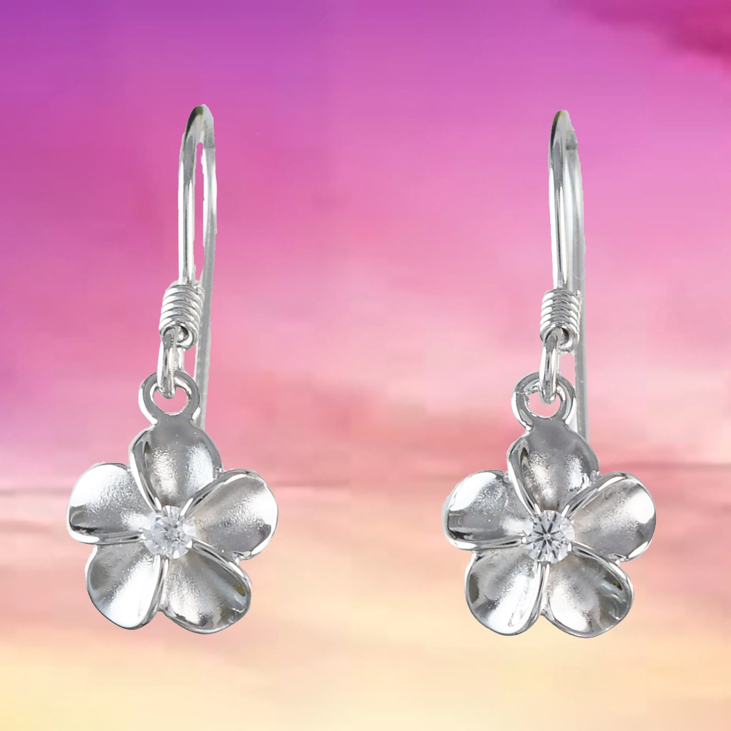 Jolie petite boucle d'oreille hawaïenne en plumeria, boucle d'oreille pendante en argent sterling avec fleur de plumeria en zircone cubique, cadeau d'anniversaire pour femme, maman, fille et mère, E4004