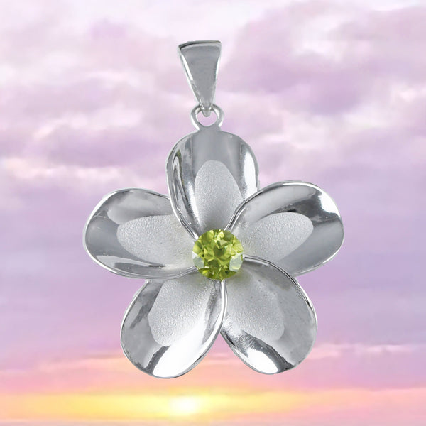 Magnifique collier hawaïen en véritable péridot et plumeria, pendentif en argent sterling avec fleur de plumeria, cadeau d'anniversaire pour maman N8536