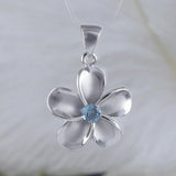 Magnifique collier Plumeria en topaze bleue véritable hawaïenne, pendentif fleur Plumeria en argent sterling, cadeau d'anniversaire pour maman N8853